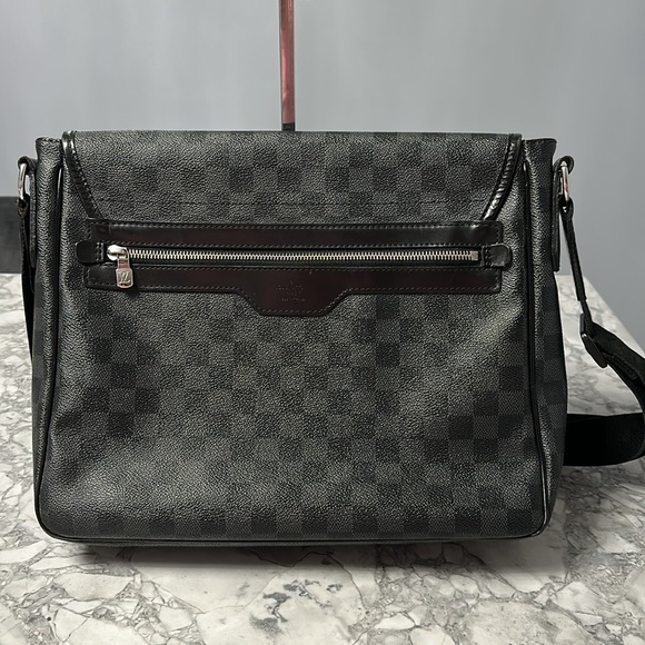 Authentic Louis Vuitton
Damier Graphite Shoulder Bag MM Messenger bag - Picture 4 of 13